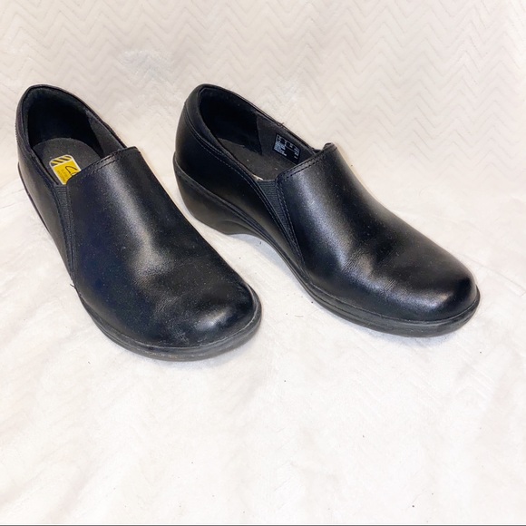 clarks slip resistant shoes womens